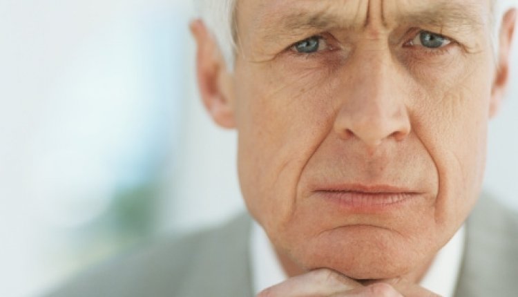 Man zorgelijk senior