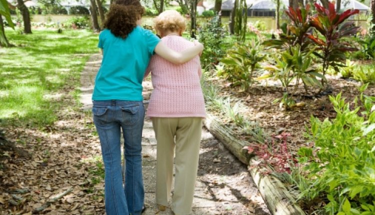 Oude vrouw met verzorgster