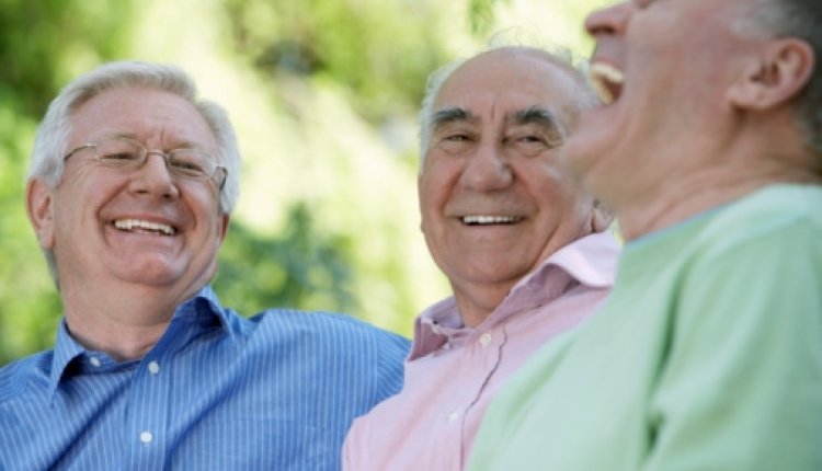 Oudere mannen lachen