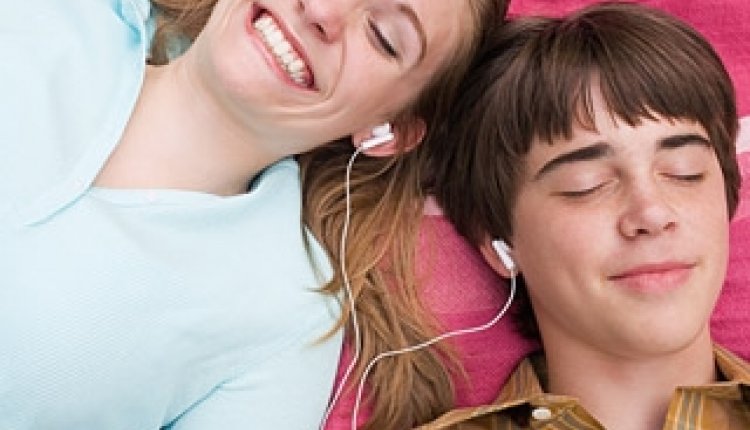 Jong stel met ipod