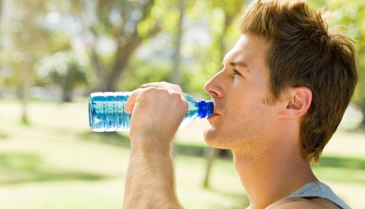 Man drinkt water