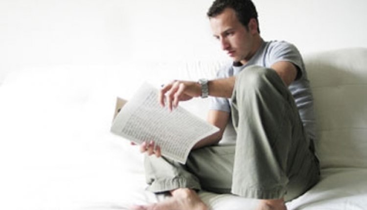 Man leest tijdschrift