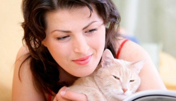 Vrouw leest kat