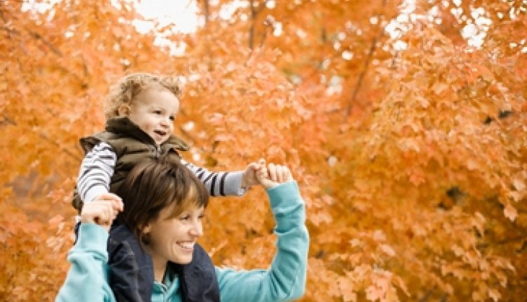 Vrouw met kind herfst