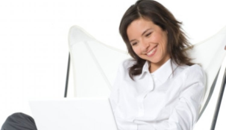Vrouw zitten laptop