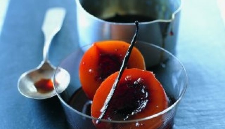 Nectarines in koffiesiroop