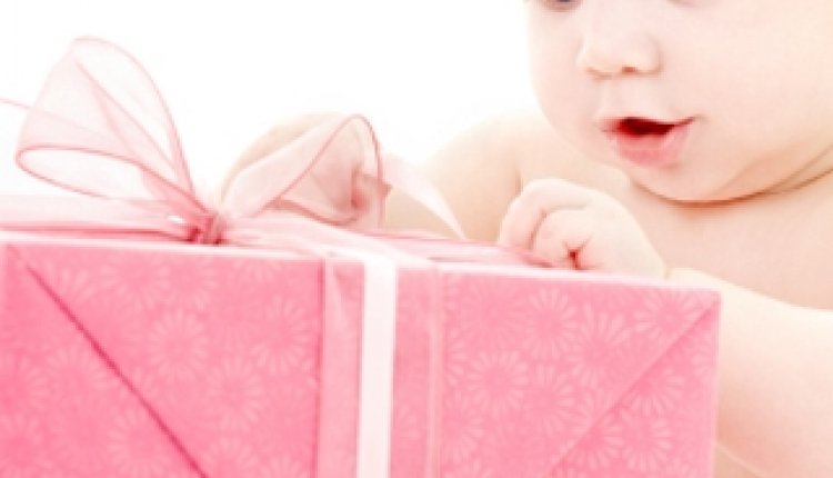 Baby met cadeau