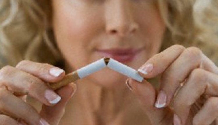 Vrouw breekt sigaret