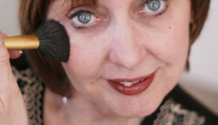 Vrouw brengt blush aan
