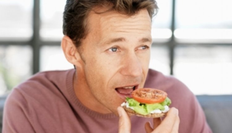 Man eet tomaat en sla