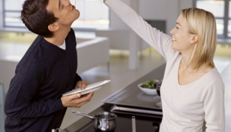 Man vrouw in de keuken