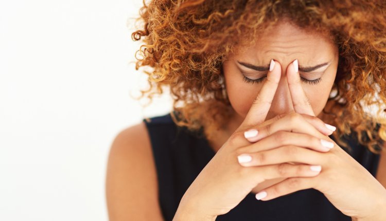 Vrouw kijkt naar buiten