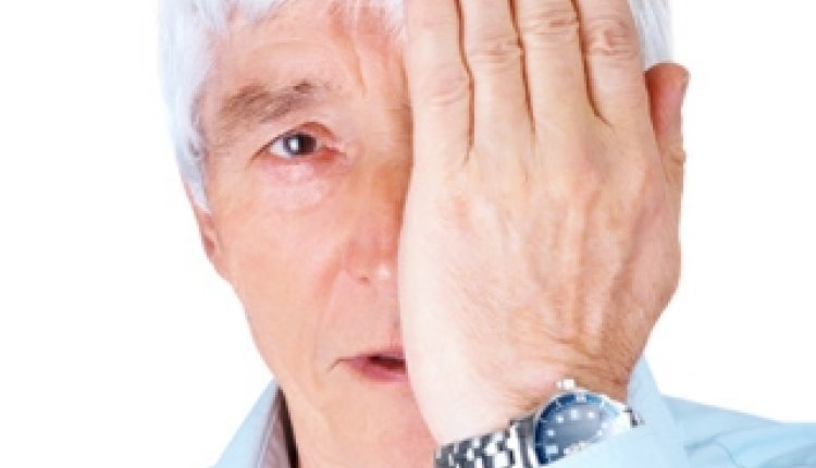 Man bedekt oog