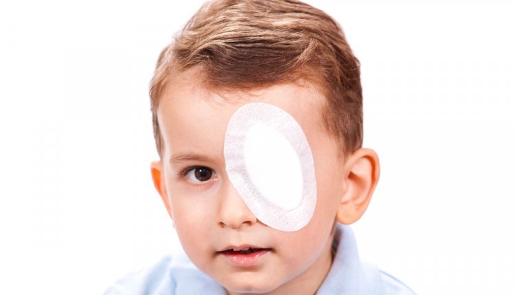 Vrouw bedekt oog