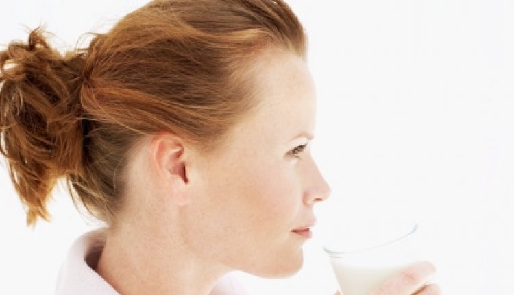 Vrouw drinkt melk