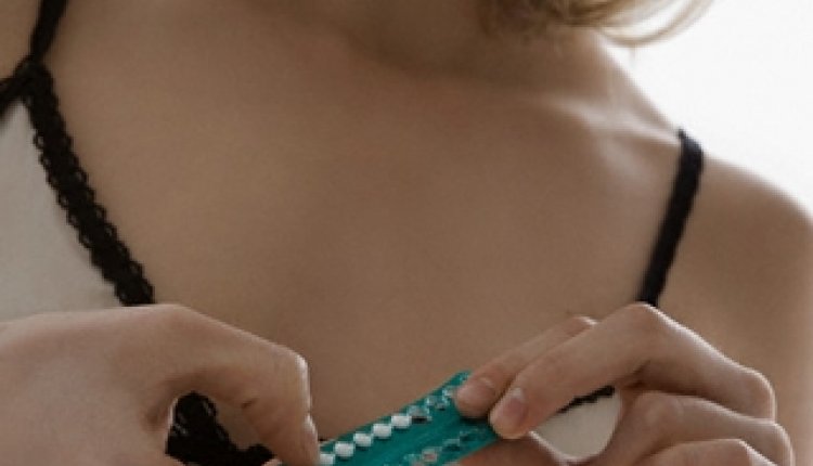 Vrouw neemt anticonceptie