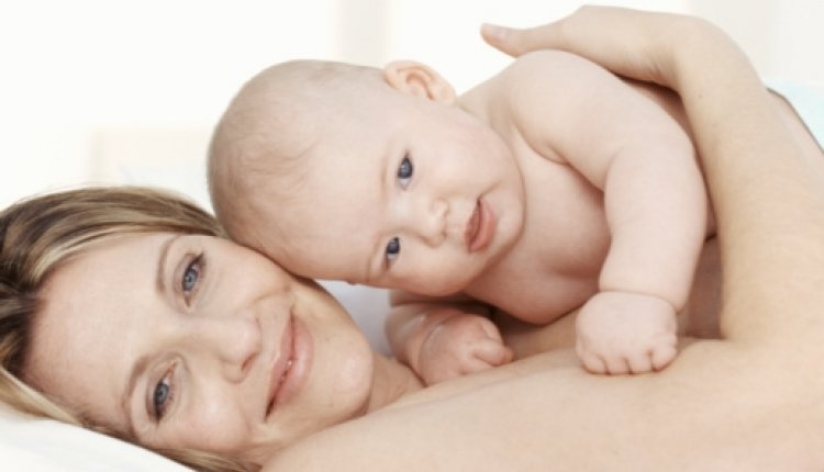 Baby ligt op moeder