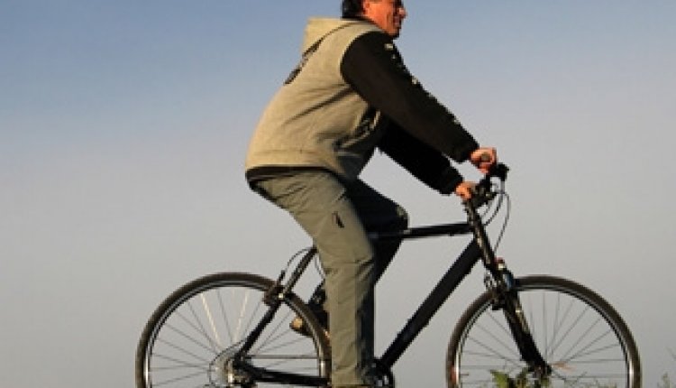 Man op fiets