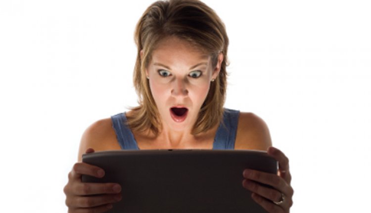 Vrouw laptop geschokt