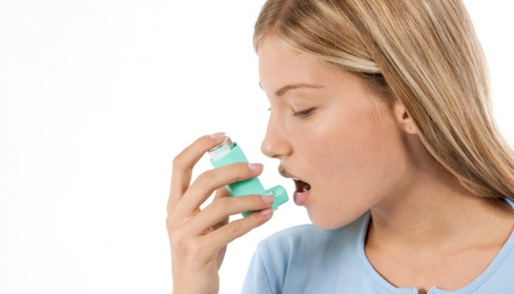 Vrouw inhalator