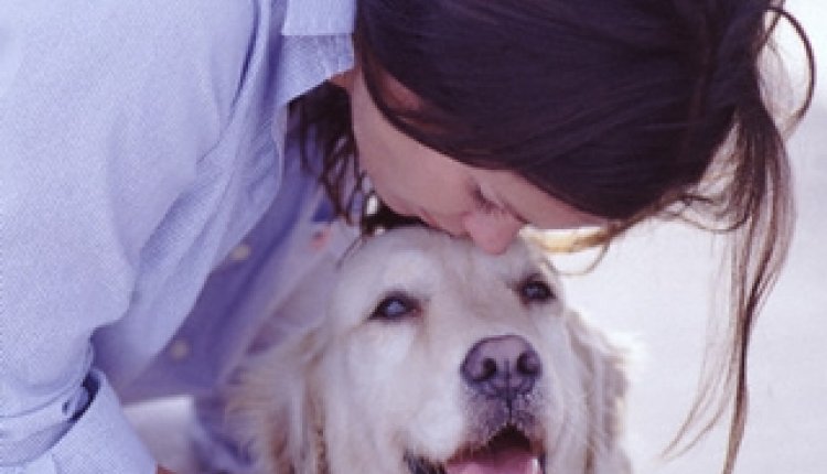 Vrouw kust hond
