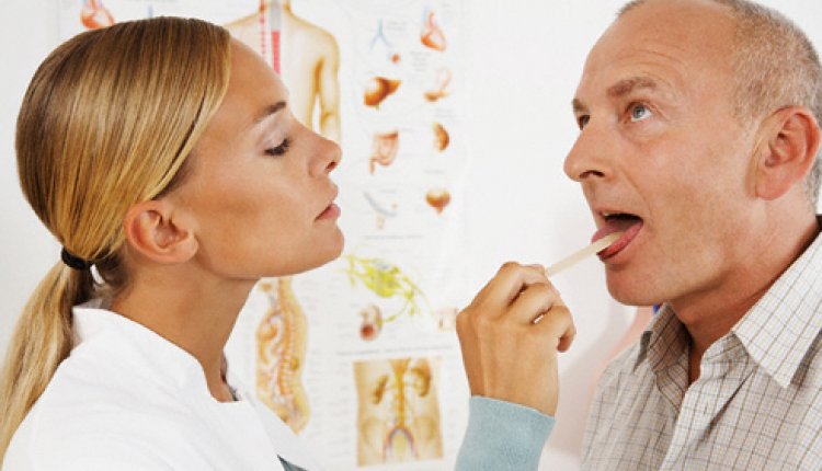 Patient steekt tong uit