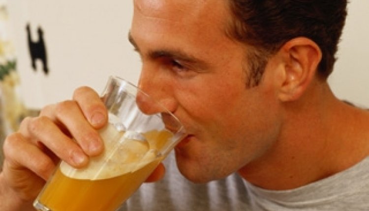 Man drinkt sapje