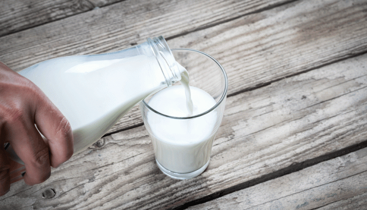 Melk drinken in de keuken