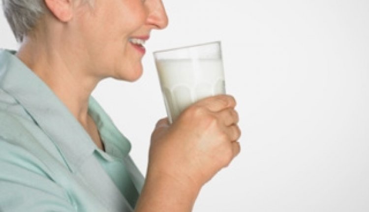 Senior drinkt melk