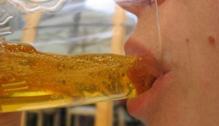 Vrouw drinkt alcohol