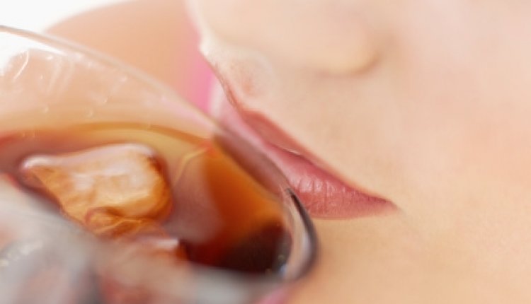 Vrouw drinkt frisdrank