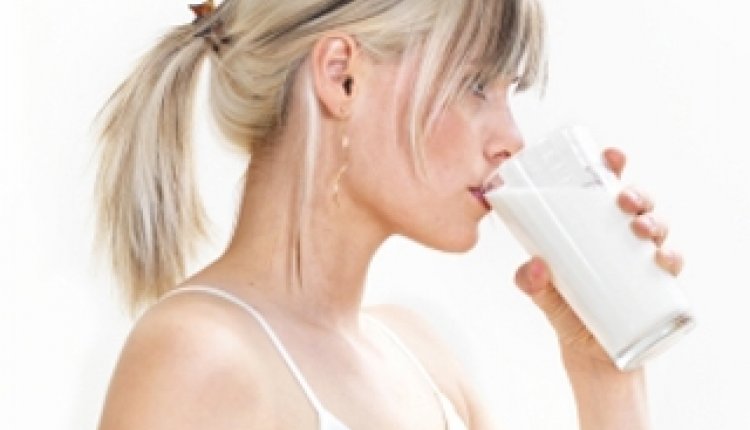 Vrouw drinkt melk