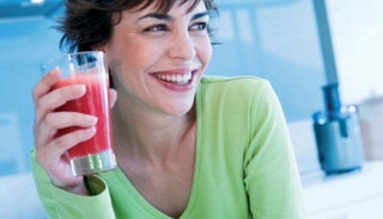 Vrouw drinkt sap