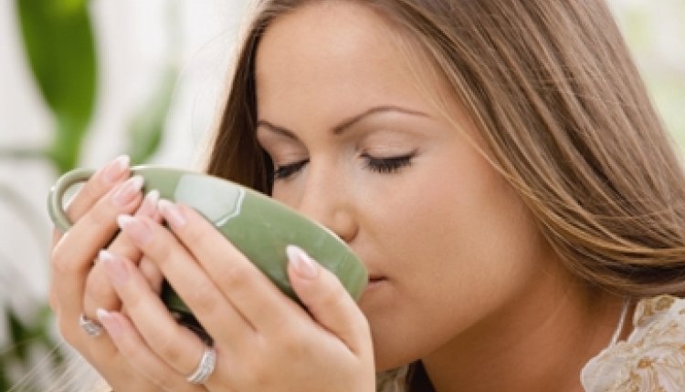 Vrouw drinkt thee