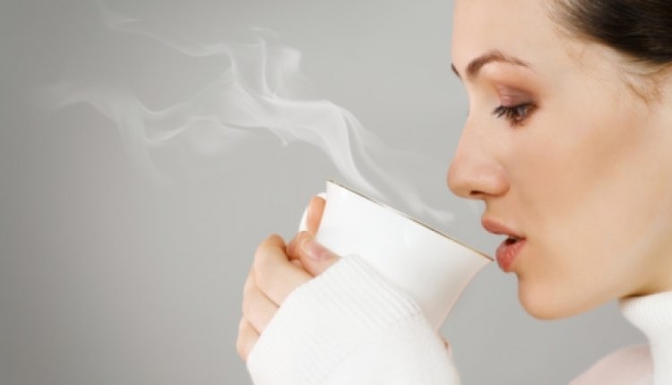 Vrouw drinkt warm