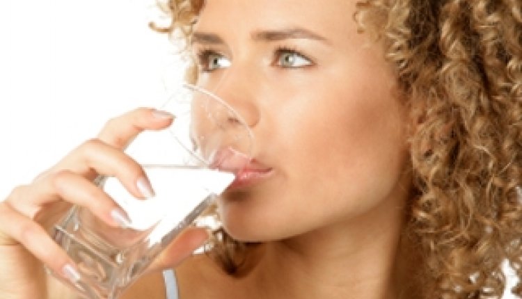 Vrouw drinkt water