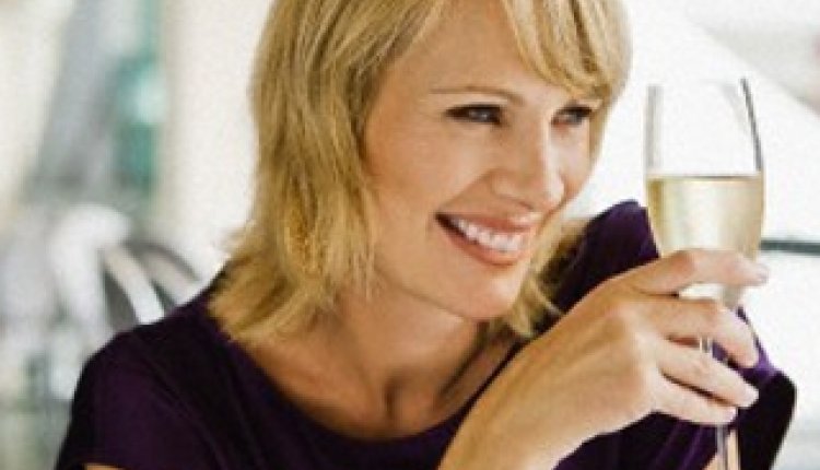 Vrouw drinkt wijn