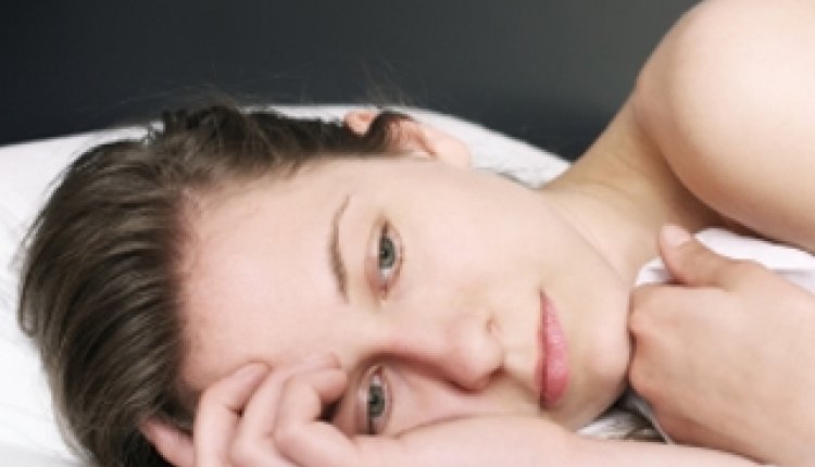 Vrouw verdrietig in bed