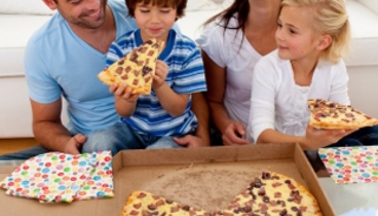 Familie eet pizza