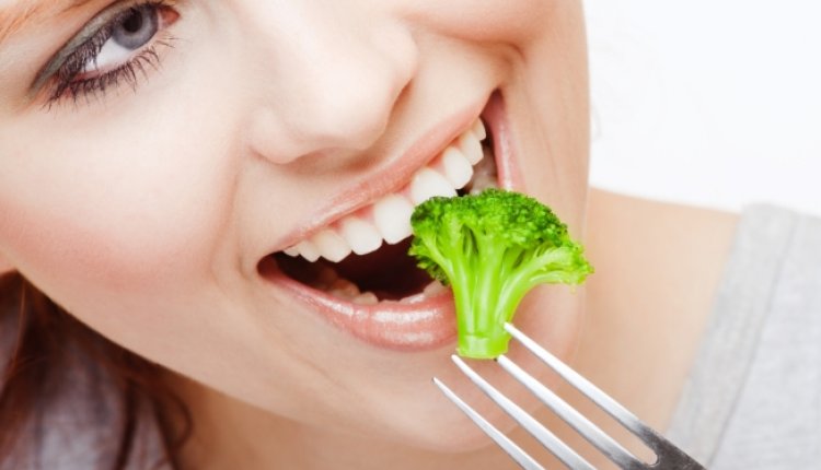 Vrouw eet brocolli