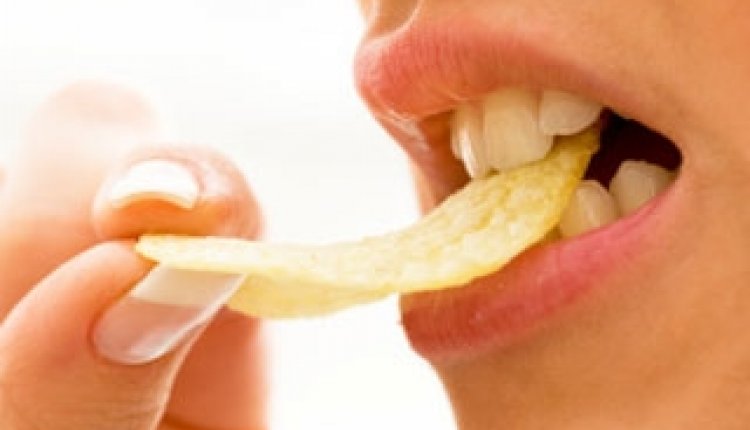 Vrouw eet chips