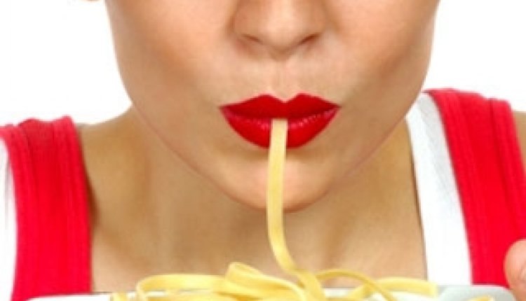 Vrouw eet pasta