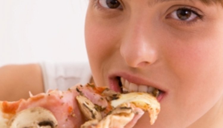 Vrouw eet pizza