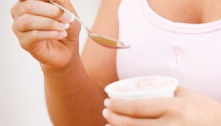 Vrouw eet yoghurt