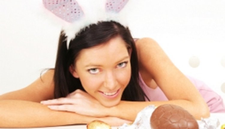 Vrouw met paaseieren