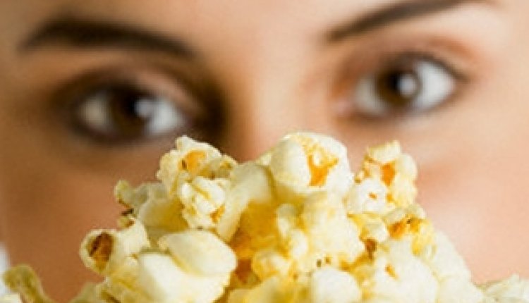 Vrouw popcorn
