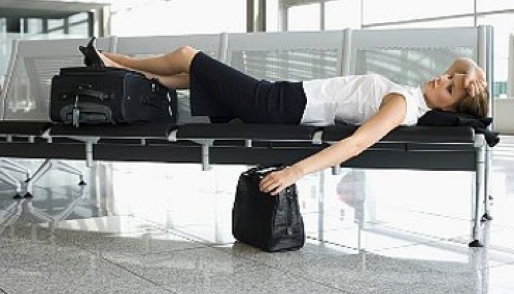 Vrouw jetlag vliegveld