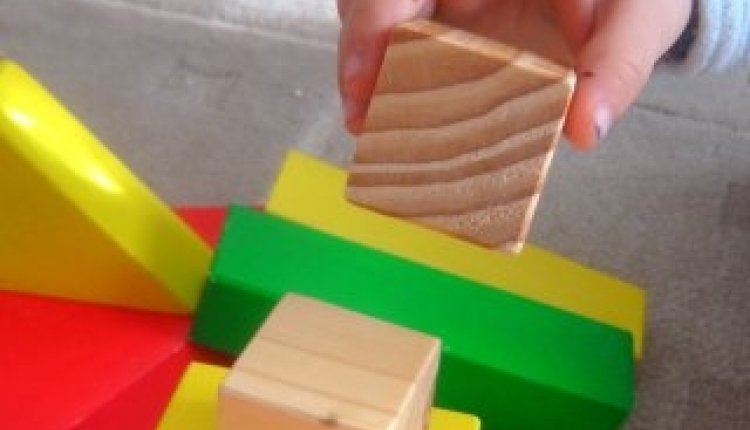 Kind speelt