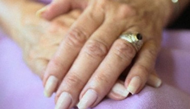 Handen senior vrouw