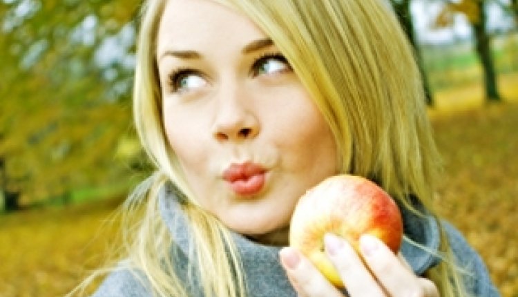 Vrouw eet appel herfst